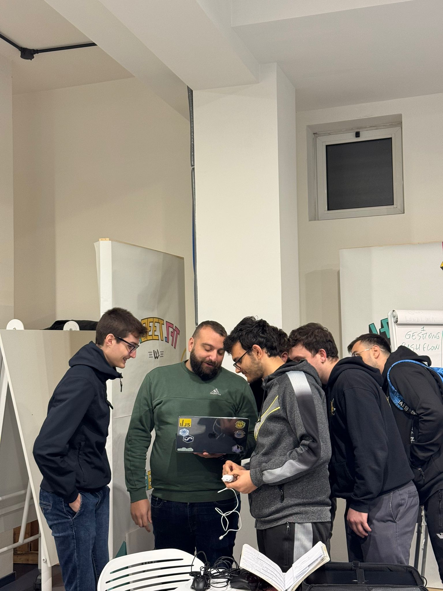 Un mentor di weBeetle segue un gruppo di partecipanti al computer
